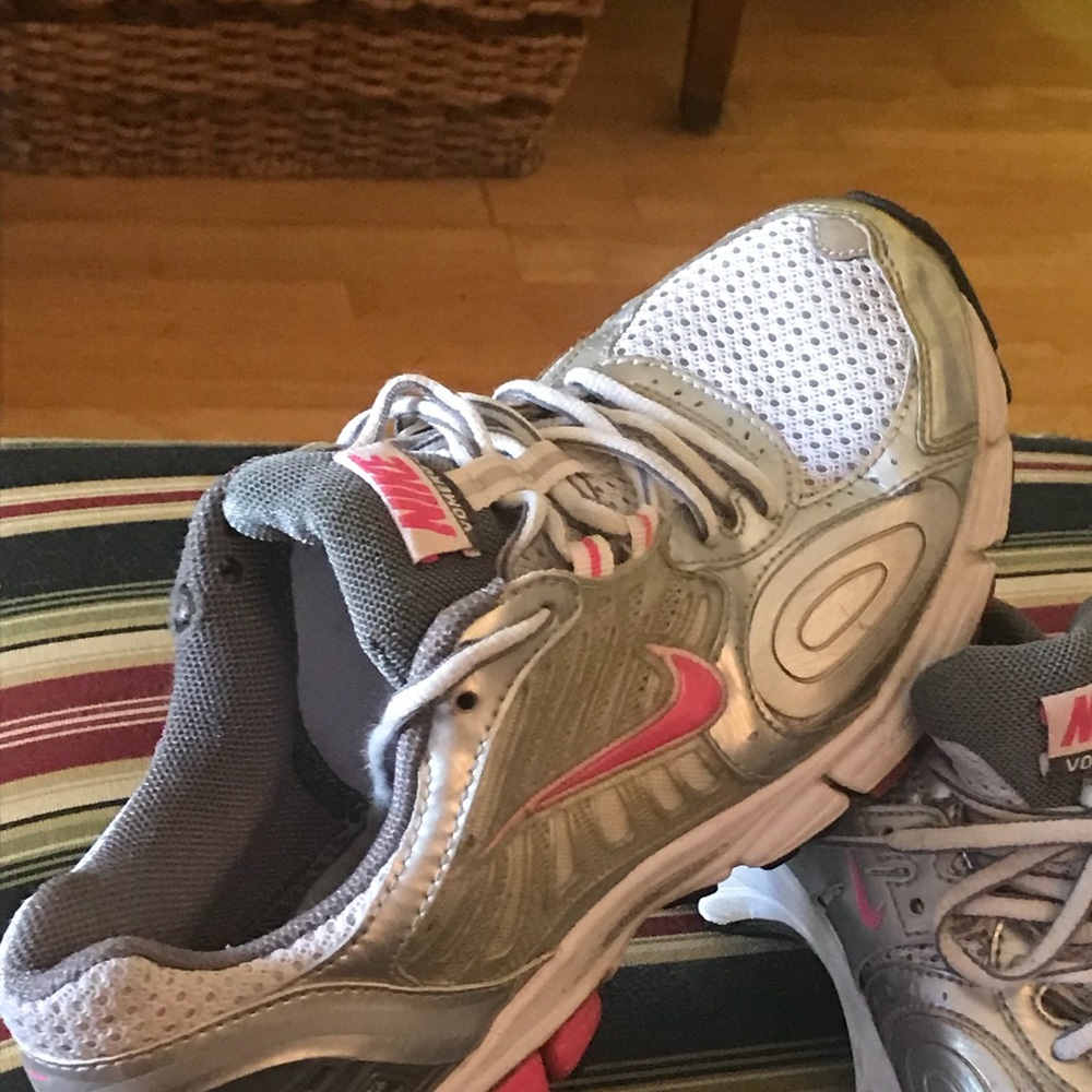 Tennis shoes